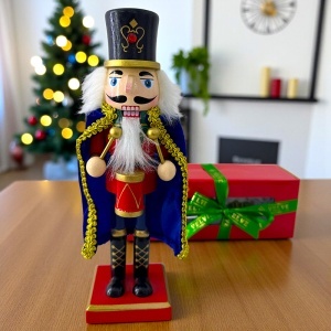 Decoratiune pentru masa de Craciun, Spargatorul de Nuci in uniforma festiva, Tobosar, Albastru-Rosu, 25cm - Img 2