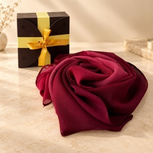 Esarfa satinata de dama, in cutie eleganta, bordo-rosu degrade, 163x50 cm - Img 3