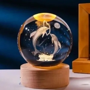 Lampa de veghe cu delfini, 3D, glob din cristal si baza din lemn, 10 cm