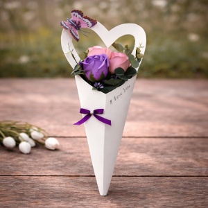 Martisor vestirea primaverii cu 3 trandafiri din sapun si eucalipt, roz