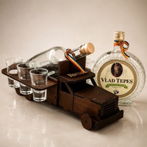 Minibar din lemn in forma de camion, cu sticla 700 ml, 6 pahare si palinca Vlad Tepes 700 ml, Maro inchis - Img 2