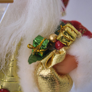 Mos Craciun Gold, animat care canta si danseaza, cu saculet si felinar vintage, imbracat festiv, 27cm