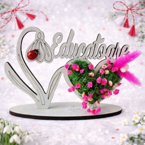 Ornament din lemn Draw Me, ce poate fi personalizat cromatic, cu tematica individuala (Educatoare), buburuza rosie, licheni stabilizati si imortele, Fucsia
