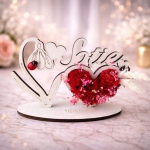 Ornament din lemn Draw Me, ce poate fi personalizat cromatic, cu tematica individuala (Sotie), cu buburuza rosie, licheni stabilizati si imortele, Alb