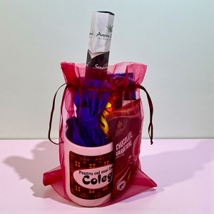 Pachet Brave, pentru cel mai bun coleg, cu cana personalizata, dulciuri, papion si accesorii aromatice - Img 3