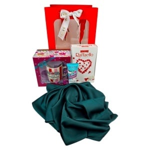 Pachet cadou „Cea mai buna Invatatoare din lume” , esarfa eleganta, cana personalizata, praline Raffaello si crema de maini Eveline, in punga de cadou