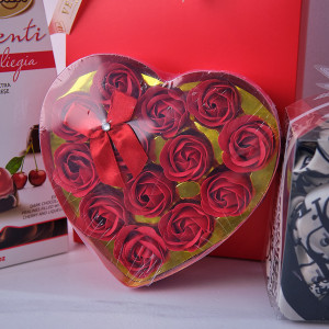 Set Chocolate Heart, cu esarfa, cutie cu ciocolata si trandafiri de sapun