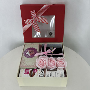 Pachet cadou dama, Cutie eleganta cu Parfum arabesc Hareem Al Sultan 50ml, Set 3 bratari Glamour, Kit Lips Eveline si 3 trandafiri de sapun, Roz - Img 2