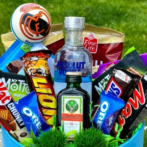 Pachet Delice, in cutie bleu de catifea, Absolut 200ml, Jagermeister 50ml, Snickers 50gr, Lion 42gr, Mars 51gr, My Motto 30gr, Joe 46gr, Ritter 100gr, Caju 100gr si minge decor