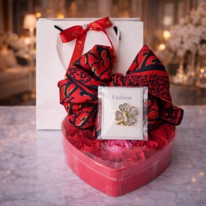 Pachet cadou Good Luck, cu brosa trifoi, esarfa satinata si cutie - inima cu trandafiri de sapun, in punga eleganta, Rosu
