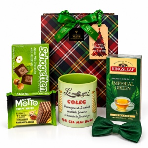 Pachet cadou pentru coleg, Green Edition, cu cana cu mesaj, papion verde, ceai si dulciuri