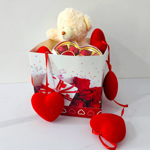 Pachet cadou pentru indragostiti, A Drop of Love, ursulet de plus 20 cm, ghirlanda artizanala cu inimioare catifelate si praline Roshen Cherry Queen 125g, ambalate in cutie deosebita 5