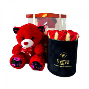 Pachet cadou pentru indragostiti, A Drop of Love, ursulet de plus 21 cm si aranjament floral cu noua trandafiri de sapun si lagurus criogenat, ambalate in cutie deosebita  2