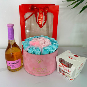 Pachet cadou Splendor, cu Vin Rose JP. Chenet Medium Sweet Moelleux 0,75l, Praline Raffaello si aranjament floral cu trandafiri de sapun in punga de cadou2
