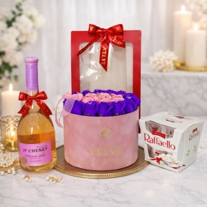 Pachet cadou Splendor, cu Vin Rose JP. Chenet Sweet Moelleux 0,75L, Praline Raffaello 150gr si aranjament floral cu trandafiri de sapun in punga eleganta, Mov-Roz