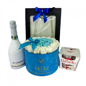 Pachet cadou Splendor, cu Vin spumant JP. Chenet Ice Edition 0,75L, Praline Raffaello 150gr si aranjament floral cu trandafiri de sapun in punga eleganta, Alb-Bleu