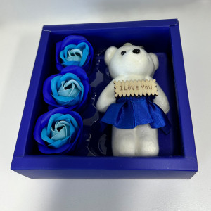 Pachet cadou Teddy Ballerina, ursulet de plus cu fusta tutu si mesaj serigrafiat pe placuta de lemn, 11 cm si trandafiri de sapun, toate ambalate in cutie asortata, Albastru2