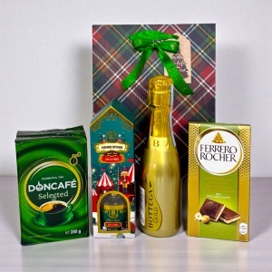 Pachet Christmas Delight, cafea Doncafe Selected, praline Ferrero Rocher, Bottega Gold 200 ml si odorizant de camera, in punga cadou - Img 2