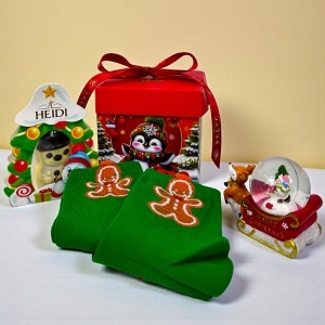 Pachet Christmas Delight, cu figurina tematica decorativa, ciocolata Heidi si sosete de Craciun, in cutie decorativa cadou - Img 3