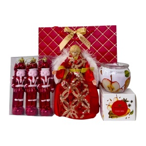 Pachet Christmas Delight, cu inger decorativ, set ornamente brad cu spargatori de nuci si lumanare parfumata, in punga cadou