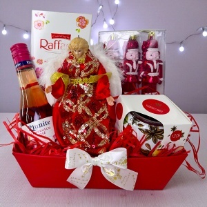 Pachet Christmas Delight, cu inger decorativ, vin Rose, praline Raffaello, set ornamente brad cu spargatori de nuci si lumanare parfumata, in cosulet rosu - Img 2