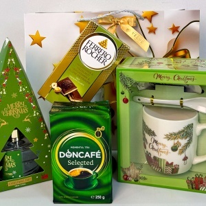 Pachet Christmas Delight, cu odorizant de camera, cafea Doncafe Selected, ciocolata Ferrero Rocher si set cana ceramica, farfurie si lingurita, in punga cadou - Img 2