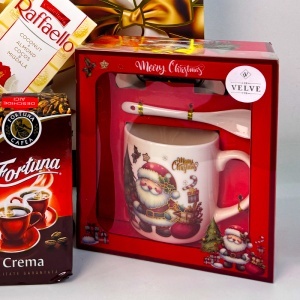 Pachet Christmas Delight, cu odorizant de camera, cafea Fortuna Crema, ciocolata Raffaello si set cana ceramica, farfurie si lingurita, in punga cadou - Img 4