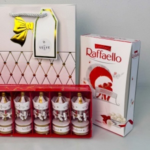 Pachet Christmas Delight, cu odorizant de camera, set 6 decorațiuni de brad în formă de carusel si praline Raffaelo 80g, in punga cadou - Img 5