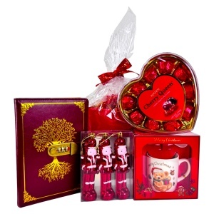 Pachet Christmas Delight, cu praline Cherry Queen, set ornamente brad cu spargatori de nuci, agenda cu cifru si set cana ceramica, in cutie tavita cadou