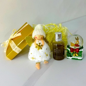 Pachet Christmas Family, cu ornament ren in glob de zapada, ingeras pentru brad si gel de dus Molton Brown, in cutie Gold, 12x12x7cm
