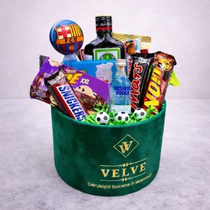 Pachet Delice, in cutie verde de catifea, cu selectie de dulciuri si caju, bauturi: Vodka Absolut 50ml, Jagermeister 200ml si minge FCB decor