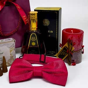 Pachet Elegant Christmas, pentru barbati, cu parfum, lumanare festiva, conuri parfumate, papion elegant si punga cadou, Rosu - Img 4