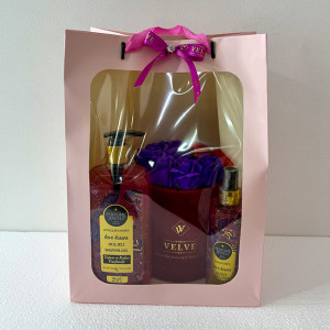 Pachet cadou Eyup,  aranjament cu 9 trandafiri mov de sapun, in cutie rosie de catifea, spray de corp 250ml Eyup Sabri-Tuncer, gel dus 750ml Eyup Sabri-Tuncer, in punga cadou