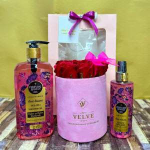 Pachet Eyup,  aranjament cu 9 trandafiri rosii de sapun, in cutie roz de catifea, spray de corp 250ml Eyup Sabri-Tuncer, gel dus 750ml Eyup Sabri-Tuncer, in punga cadou