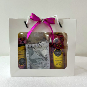 Pachet cadou Eyup, spray de corp 250ml Eyup Sabri-Tuncer, crema de maini si de corp 50ml Eyup Sabri-Tuncer, praline Raffaello 40gr, esarfa, in punga cadou, Fucsia