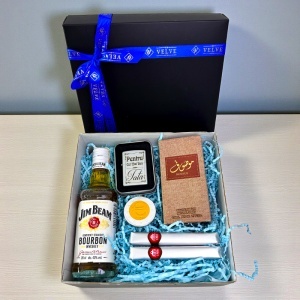 Pachet Gentleman Dad, pentru cel mai bun tata, cu parfum arabesc 50 ml, Jim Beam 200 ml, trabucuri, banut ciocolata si bricheta personalizata, in cutie eleganta - Img 4