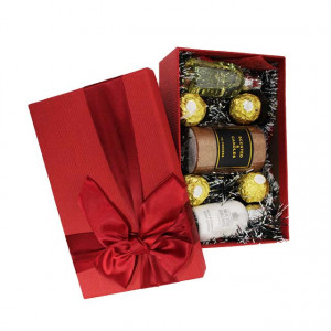 Pachet GiftDay pentru dama, Lumanare, Gel de dus Molton Brown Orange Bergamote 50ml, Lotiune de corp Vetiver Grapefruit 50ml si patru Praline Ferrero, in cutie rosie, 19.5x12x6.5 cm