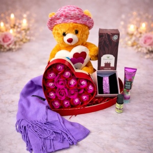 Pachet Lovely Moments, cu ursulet, esarfa, trandafiri sapun, bratari, crema de maini si difuzor parfum