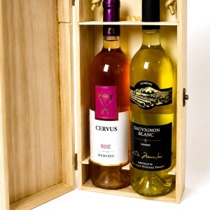 Pachet premium 2 vinuri in cutie din lemn gravata cu ilustratie conac - Img 3