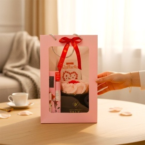 Pachet premium cu praline Raffaello, set crema de maini si parfum 35 ml, aranjament floral cu 7 trandafiri sapun, in punga de cadou - Img 3