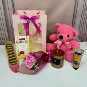 Pachet cadou Pure Affection, cu aranjament floral, cremă de mâini si de corp Eyup Sabri Tuncer, ursulet de plus, lumanare decorativa, tableta Raffaello si suport bijuterii tip pantof, in ambalaj elegant, Roz 3