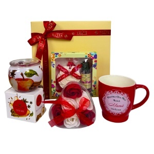 Pachet Pure Love "Pentru cea mai buna mama", cana personalizata, lumanare parfumata, trandafiri de sapun si set aromatic, in cutie cadou