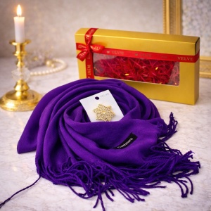 Pachet Secret, pentru femei, cu esarfa eleganta Belladona si brosa Fulg de Zapada, in cutie cadou, Mov