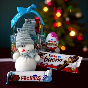 Pachet Secret Santa cu Om de Zapada, Kinder Bueno, Baton Fagaras si Kinder Surprise, in cosulet tematic de Craciun - Img 2