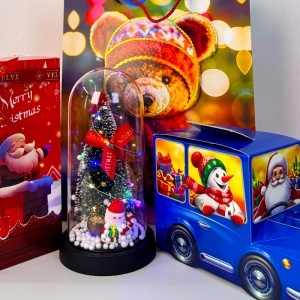 Pachet Secret Santa, pentru copii, cu ornament decorativ cu lumini LED in forma de cupola, Masinuta lui Mos Craciun Roshen 330 gr si punga tematica - Img 3