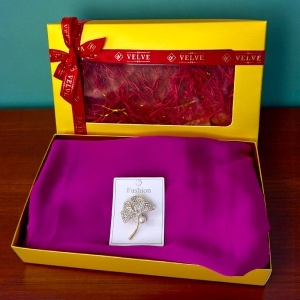 Pachet Silky pentru femei, cu esarfa eleganta si brosa, in cutie cadou, Mov - Img 7