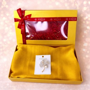 Pachet Silky pentru femei, cu esarfa eleganta si brosa, in cutie cadou, Galben mustar