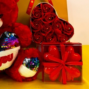 Pachet special Valentine – ursuleț de pluș, 4 lumânări inimă și aranjament cu trandafiri de săpun - Img 3