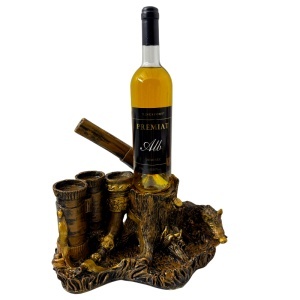 Pachet suport cu detalii de Vanatoare, porc mistret, pusca, binoclu, buturuga si sticla vin inclusa, Auriu, 32x28cm