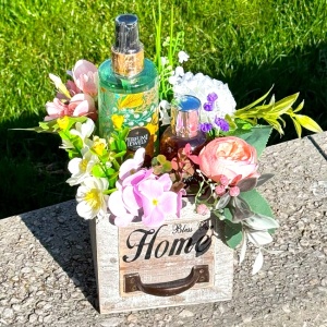 Pachet Sweet Home, gel de dus Molton Brown 100ml, spray de corp Eyup Sabri Tuncer 1923 250ml, hortensii de sapun, flori si plante artizanale, in cutie de lemn , Multicolor
